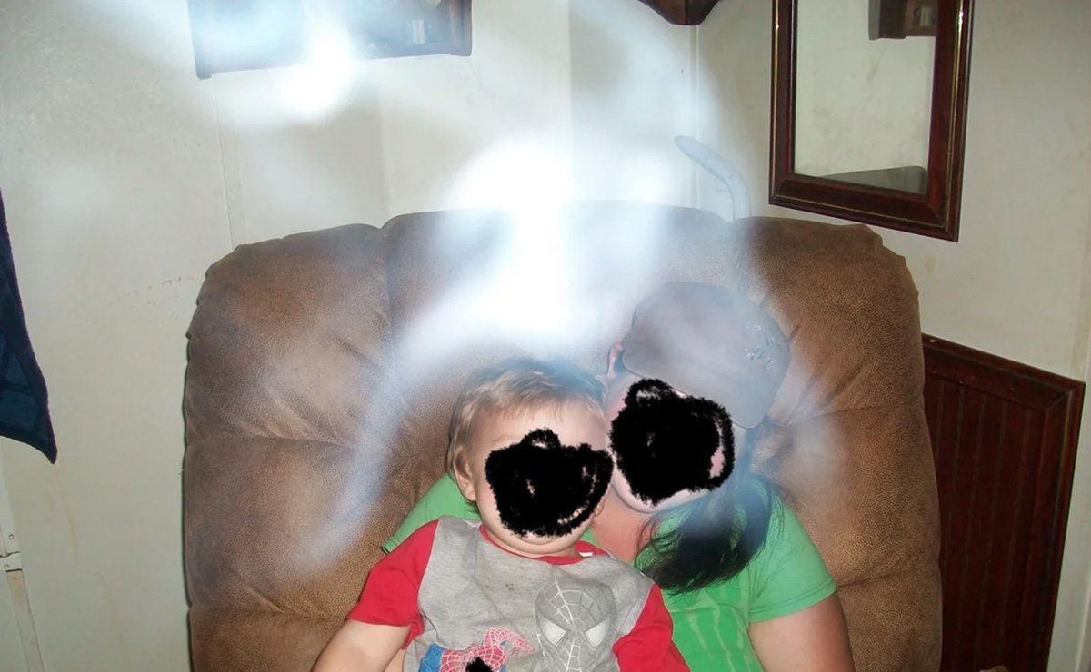 葬儀後に撮られた心霊写真にネット騒然！ 奇妙な煙が被写体を包み込み…の画像1