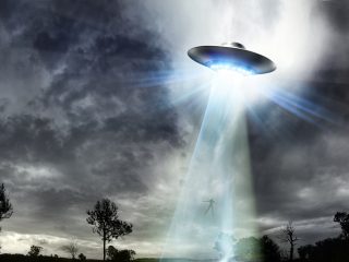 旅客機から「発光するUFOの群れ」を撮影！ 円盤型UFOか＝米