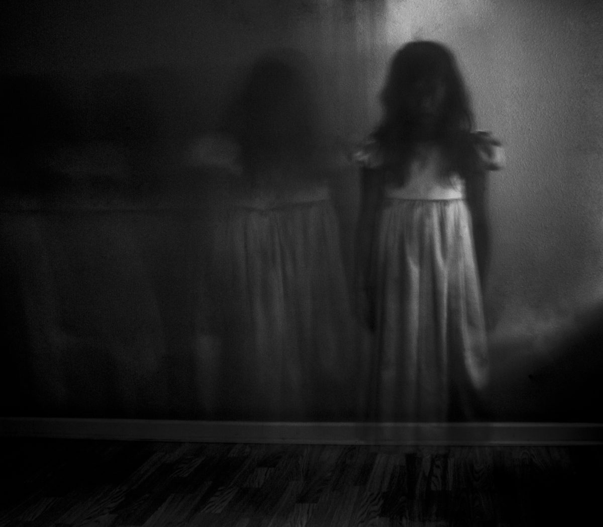 旅先から少女の幽霊が憑いてきた!? 不気味な少女の霊が写り込むの画像1