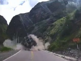 落石がトラックを直撃して大破する瞬間！ エルニーニョ現象による豪雨で地盤が緩んだか？＝ペルー