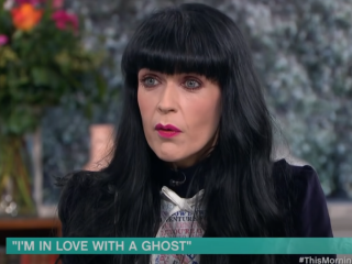幽霊を引き寄せる女性「幽霊と結婚し、離婚した」と主張