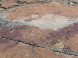 約9000年前の古代人は恐竜の足跡を認識し、隣に岩絵を描いていた