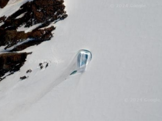 南極で『どこでもドア』発見！？雪に埋もれた地中への入口か