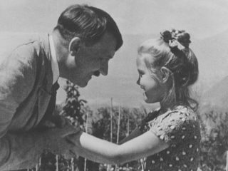 ヒトラーが愛したユダヤ人の少女「ローザ」二人揃って笑顔の写真