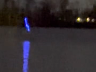 “青く光る奇妙な物体”が川に降下し沈む！？衝撃の光景を撮影した動画が話題！