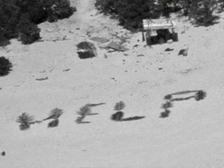 無人島の砂浜に描かれた「HELP」のサイン、救出の先に待っていた思わぬ偶然