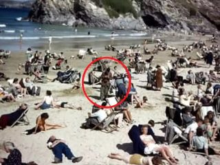 1940年代のビーチの写真から“スマホを持つ場違いな格好”をした「タイムトラベラー」発見！？
