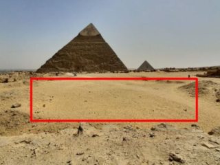 ギザのピラミッド近くに埋もれた「異常」が考古学者を困惑させる