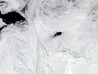 南極に開く謎の巨大な穴、50年を時を経てついに解明か