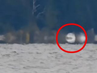 湖上に浮かぶ奇妙な「口のある球体」！？UMAの住む湖で撮影された謎のパックマンのような物体！