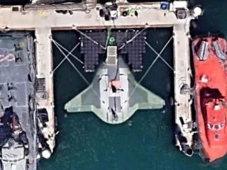 Googleマップに米海軍の極秘水中無人機が写っていた！？速やかに修正される…水中無人機「マンタレイ」か